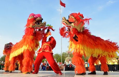 张家口首届冰雪嘉年华1月19日试营业， 灯光秀、打树花、冰雪乐园••••••