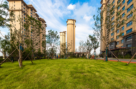 航拍全景！新一中板块，河景现房来啦！87-200㎡户型，小区美的像公园！